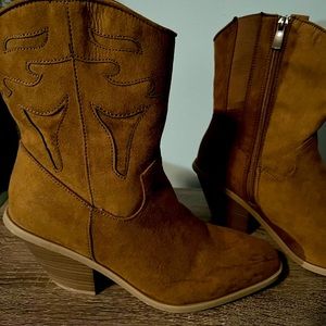 New without tags Tan 7.5 extra wide width mid calf western boots